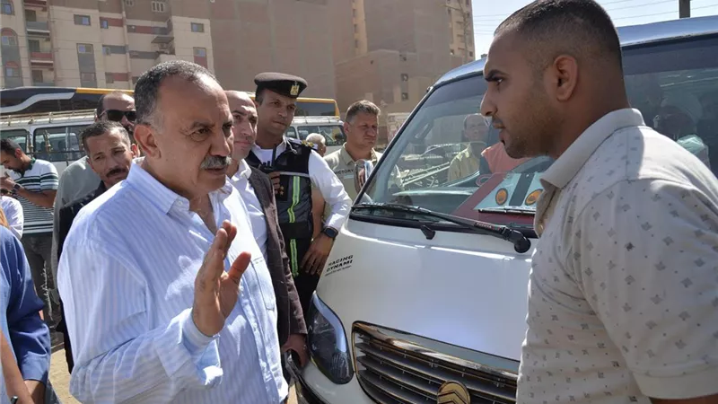 محافظ أسيوط بمجمع مواقف المعلمين للتأكد من الإلتزام بالتعريفة