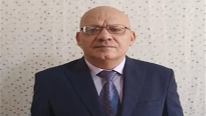 الأب القدوة بالفيوم ..حصل على دبلومة التربية الخاصة لرعاية ابنه