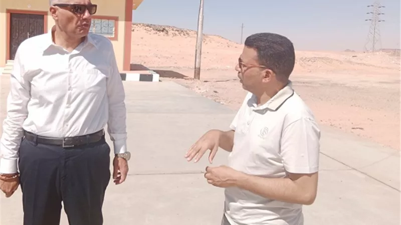 محافظ أسوان يتفقد موقف سيارات النقل الثقيل بأبو سمبل السياحى