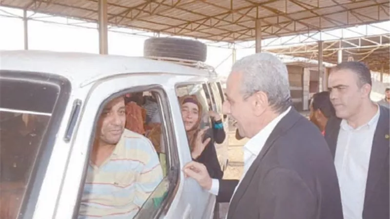 محافظ الغربية يسأل ركاب 