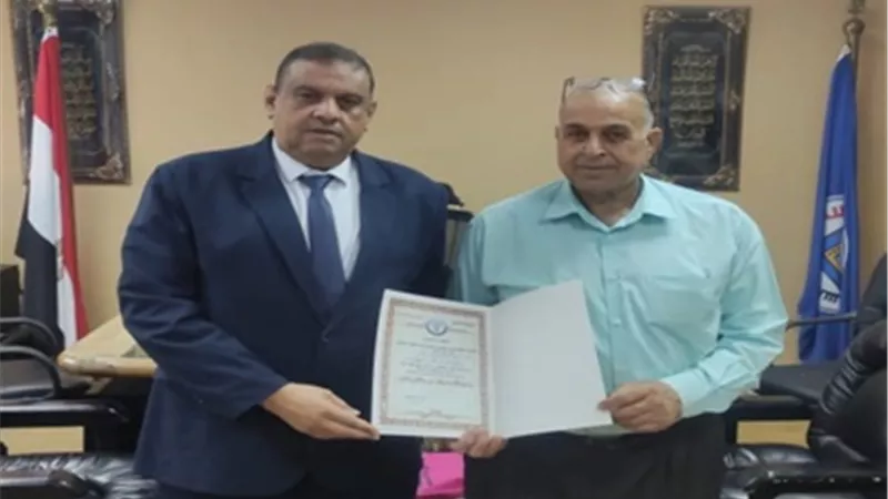 جامعة قناة السويس تكرم الأستاذ إبراهيم أبو زيد تقديراً لعطائه