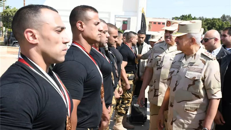 وزير الدفاع يتفقد الأنشطة التدريبية للقوات الخاصة ويلتقى بعدد من المقاتلين