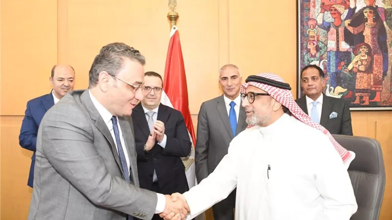 الإسكان: توقيع عقد مبادلة لقطع أراضي بمرسى مطروح بقطعتى أرض بالقاهرة الجديدة