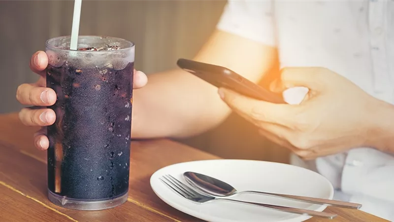 مشروب شهير يؤذى جهازك الهضمى..احذر