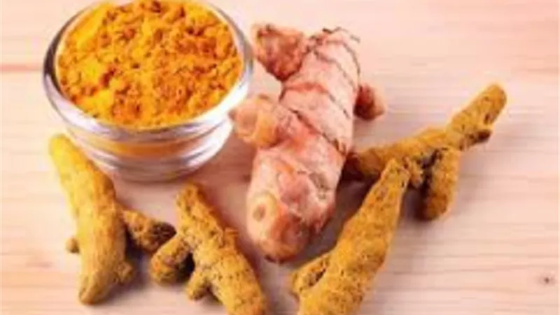 ماذا يحدث عند شرب الكركم والزنجبيل معا؟
