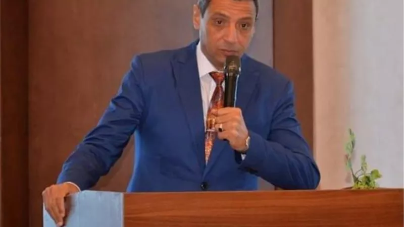 محافظ السويس يوقف معلما عن العمل ويحيله إلي النيابة لتقاضيه رشوة