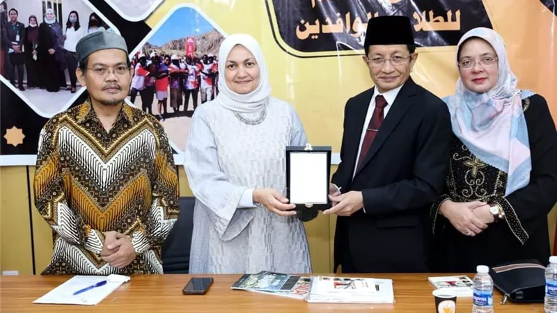 مستشارة شيخ الأزهر تستقبل الرئيس العام لمسجد الاستقلال بإندونيسيا