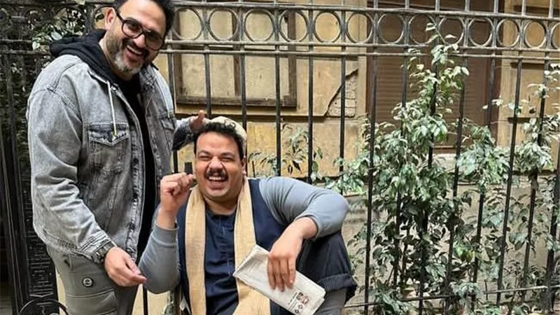 أكرم حسنى يداعب مصطفى غريب فى عيد ميلاده .. شاهد