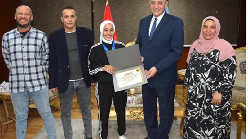 محافظ الغربية يكرم بسملة بطلة العالم فى الكاراتيه