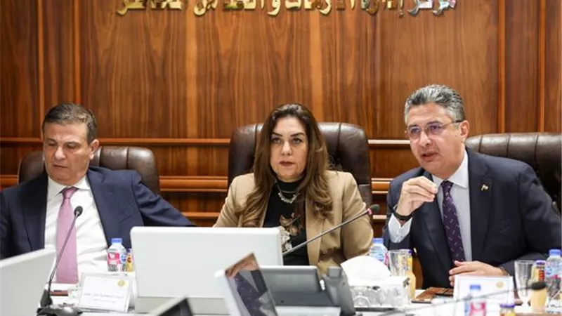 اجتماع لوزراء التنمية المحلية والتموين والزراعة مع المحافظين لمتابعة توافر السلع