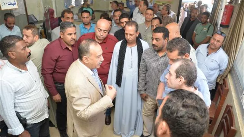 لمتابعة طلبات التقنين.. محافظ أسيوط يتفقد سير العمل بالمركز التكنولوجي