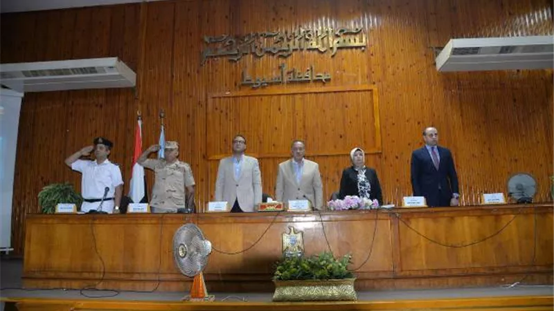 محافظ أسيوط يوجه بتيسير الإجراءات بملفي التقنين والتصالح