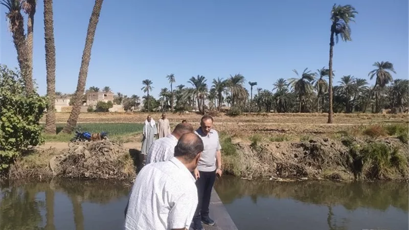 محافظ أسيوط يتوجه لمعاينة شكوى عبور بعض المواطنين على ترعة المعنا
