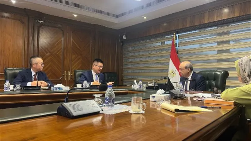 الحفني يبحث مع مسئولي شركةهواوي العالميةفرص التعاون بقطاع الطيران