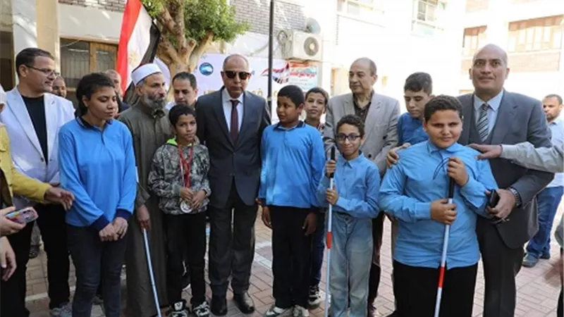 اللواء كدواني يشارك المكفوفين الاحتفال باليوم العالمي للعصا البي