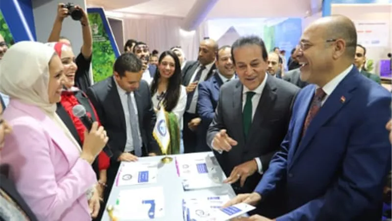نائب رئيس الوزراء ووزير العمل يتفقدان معرض المؤتمر العالمي للسكان