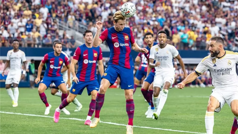 مارتينيز حكماً لمباراة الكلاسيكو بين برشلونة وريال مدريد