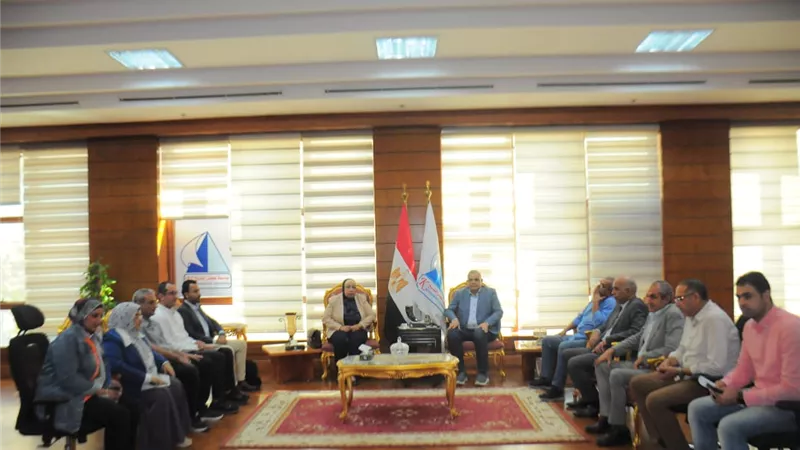 رئيس جامعة كفر الشيخ يستقبل وفد بنك الاستثمار بالجامعة