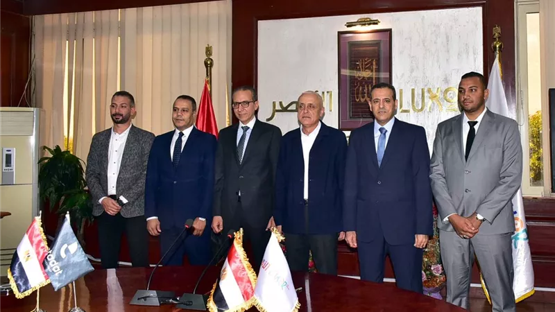 محافظ الأقصر يشهد توقيع عقد تشغيل حمام السباحة الاوليمبى