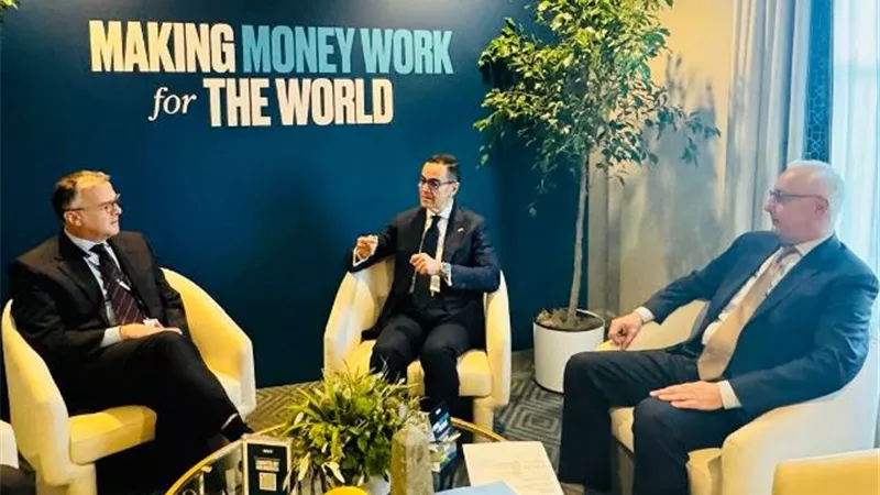 وزيرالاستثمار يلتقي مسئولي بنك 