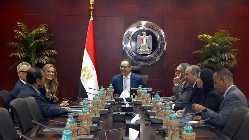 وزير الاستثمار يلتقي وفد مرسيدس-بنز إيجيبت لاستعراض مشروعات الشركة