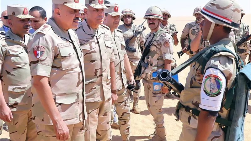 رئيس الأركان يتفقدإجراءات التأمين على الإتجاه الإستراتيجى الجنوبى