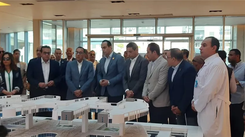 رئيس الوزراء يتفقد مجمع السويس الطبي