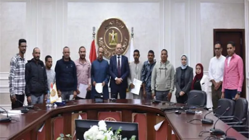 جبران يُسلم عقود لشباب للعمل في دولة الإمارات