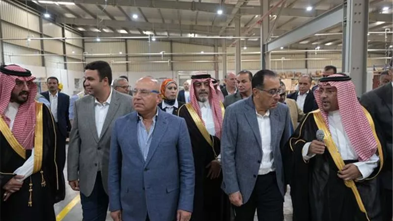 رئيس الوزراء يتفقد مصنع 