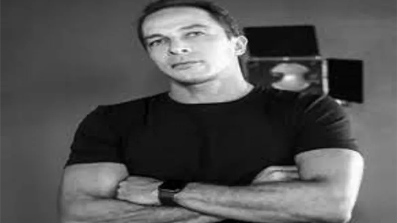 وصول جثمان والد الفنان أحمد طارق إلى مسجد الشرطة بالشيخ زايد