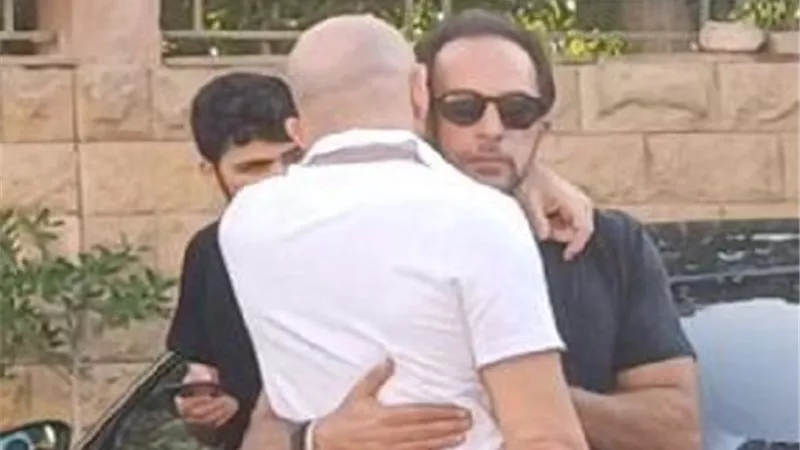 أحمد طارق يودع جثمان والده ويحمل نعشه إلى مثواه الأخير