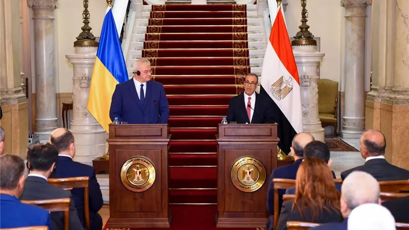 وزير الخارجية يحذر من الآثار السلبية المترتبة لاستمرار الأزمة 