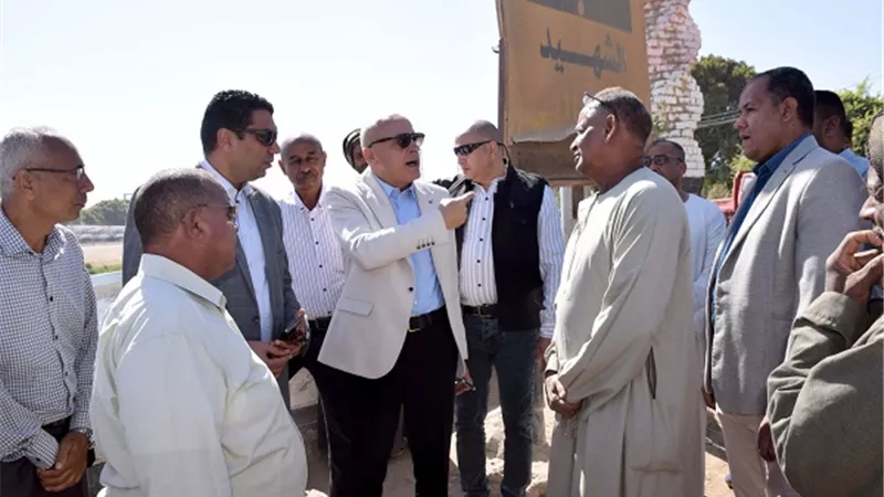 محافظ الأقصر يتفقد كوبرى مدخل قرية الدير ويوجه بسرعة تطويره