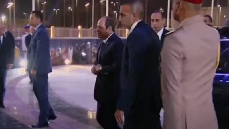الرئيس السيسي يصل مقر احتفالية اتحاد القبائل والعائلات المصرية «حكايات الأبطال»