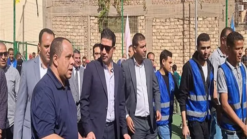 نائب محافظ سوهاج يتفقد فعاليات القافلة الشاملة بقرية باصونة