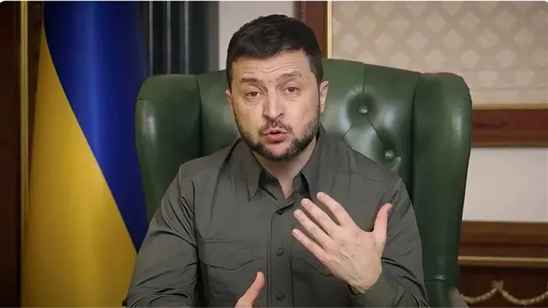 زيلينسكي يوقع قانونا يسمح للأجانب بشغل مناصب عليا في الجيش الأوكراني