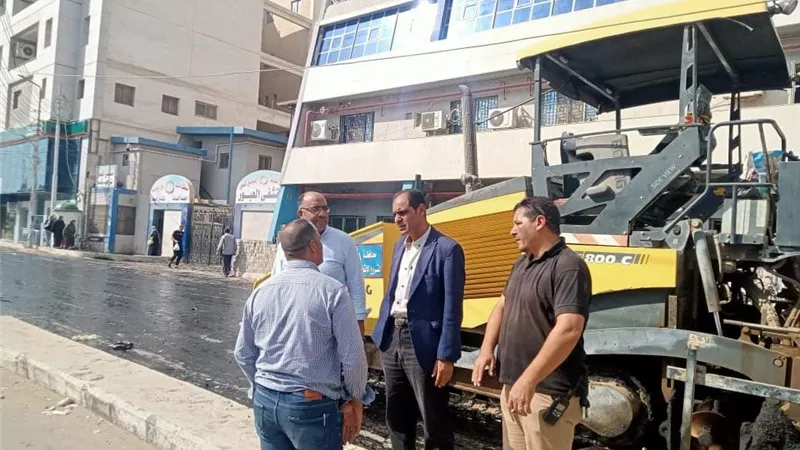 محافظ كفرالشيخ يتابع أعمال الرصف بشارع اللبان بغرب المحافظة