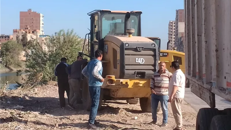 رفع 1800 طن مخلفات هدم من حرم طريق المنصورة - دمياط