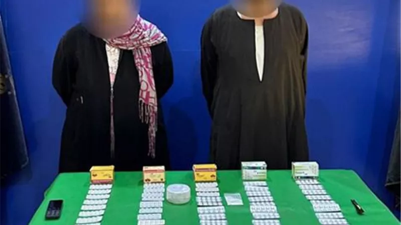 بـ 2 مليون ضبط عصابة تهريب الأقراص المخدرة لخارج البلاد بالمطار