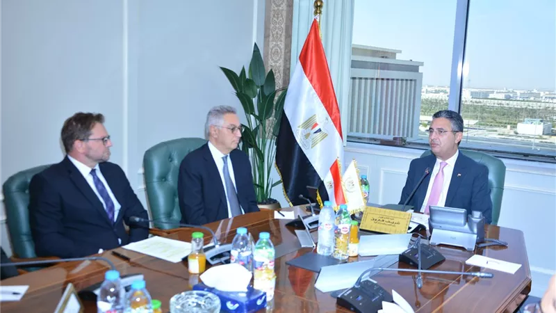 وزير التموين يبحث مع فيروم خطط توطين صناعة الصوامع بمصر