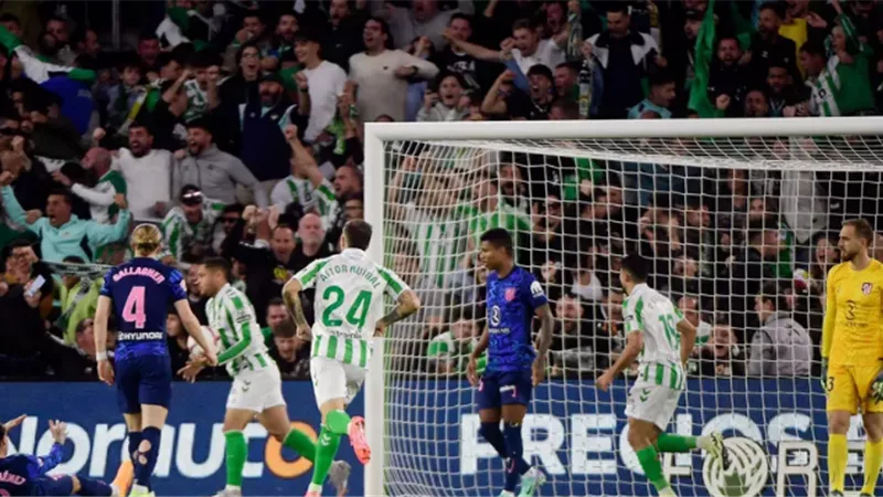 النيران الصديقة تلحق أول هزيمة بأتلتيكو في الدوري الإسباني