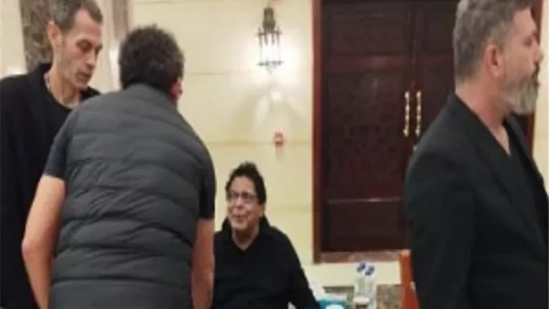 بالصور.. محمد منير أول الحاضرين فى عزاء والدة أحمد عصام