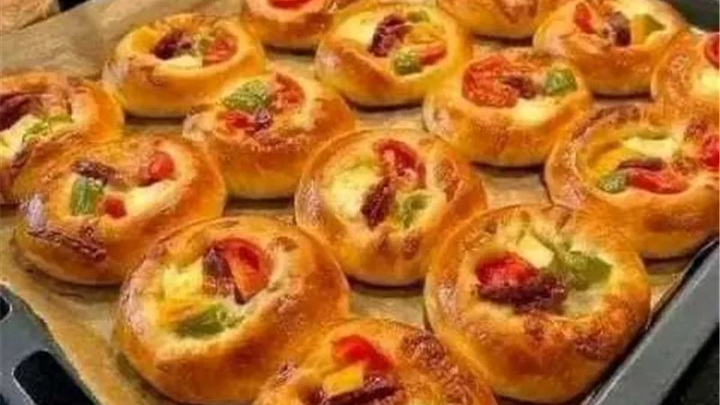 ألذ واخف فطائر على شكل ميني بيتزا وبأسهل الخطوات