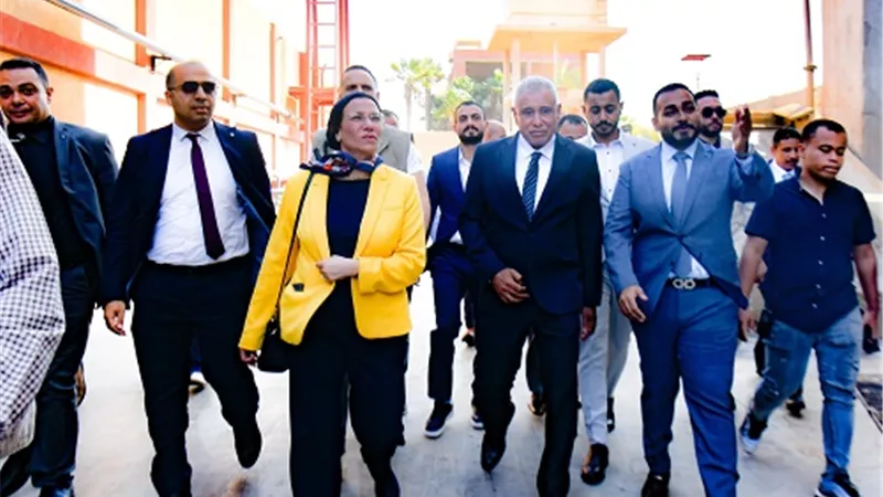 وزيرة البيئة تزور مصنعا لصناعة الورق والكرتون بمدينة أكتوبر