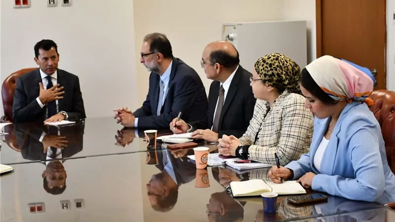 وزير الشباب يبحث مع سلامة الغذاء التعاون في التوعية بالمكملات وضبط مجهولة المصدر