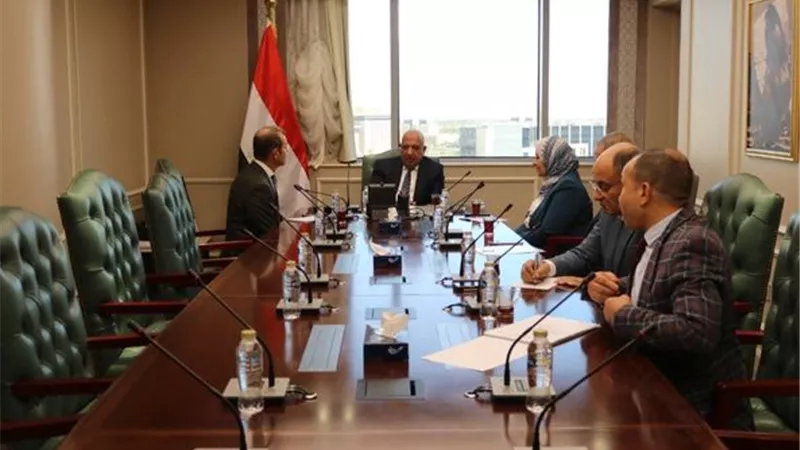 وزير الكهرباء يبحث خفض استهلاك الوقود فى محطات التوليد