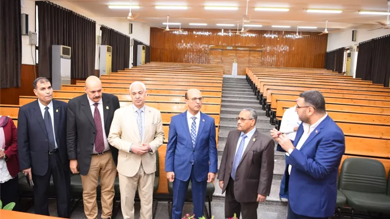 المنشاوي يفتتح أعمال التجديد لمدرجات كلية العلوم بجامعة أسيوط