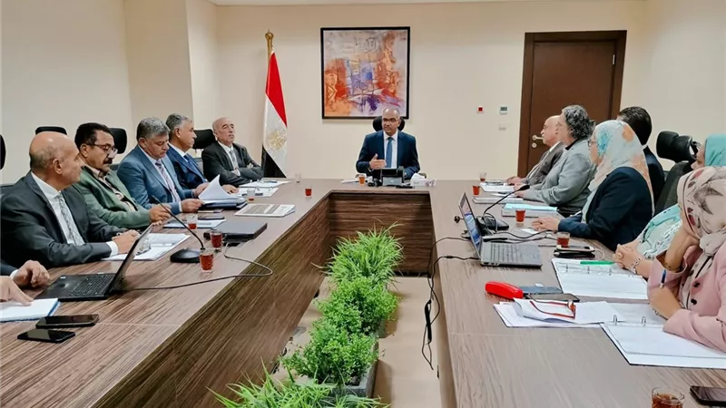نائب وزير الإسكان يلتقي مسئولي شركة مكونات مشروعات الصرف الصحي