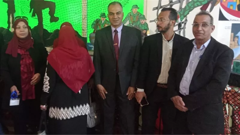 روح أكتوبر لوحات فى معرض لتكريم أسر الشهداء بالوادى الجديد