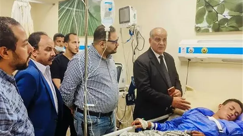 مدير التعليم ببورسعيد يطمئن على طلاب حادث الشادر